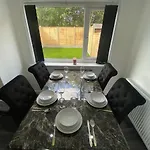 Modern 3 Bedroom -jaquzzi Bath -private Parking-suitable For Contractors - Free Wifi *