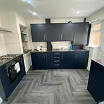Modern 3 Bedroom -jaquzzi Bath -private Parking-suitable For Contractors - Free Wifi