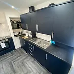 Modern 3 Bedroom -jaquzzi Bath -private Parking-suitable For Contractors - Free Wifi Holiday home Leeds (West Yorkshire)