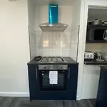 Modern 3 Bedroom -jaquzzi Bath -private Parking-suitable For Contractors - Free Wifi * Leeds (West Yorkshire)