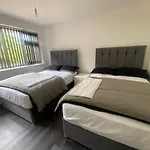 Modern 3 Bedroom -jaquzzi Bath -private Parking-suitable For Contractors - Free Wifi