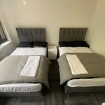 Holiday home Modern 3 Bedroom -jaquzzi Bath -private Parking-suitable For Contractors - Free Wifi Leeds (West Yorkshire)