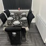 Holiday home Modern 3 Bedroom -jaquzzi Bath -private Parking-suitable For Contractors - Free Wifi
