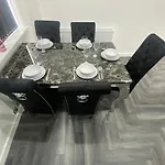 Holiday home Modern 3 Bedroom -jaquzzi Bath -private Parking-suitable For Contractors - Free Wifi Leeds (West Yorkshire)