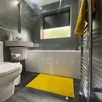 Modern 3 Bedroom -jaquzzi Bath -private Parking-suitable For Contractors - Free Wifi Holiday home *