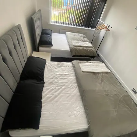 Modern 3 Bedroom -jaquzzi Bath -private Parking-suitable For Contractors - Free Wifi Holiday home Leeds (West Yorkshire)
