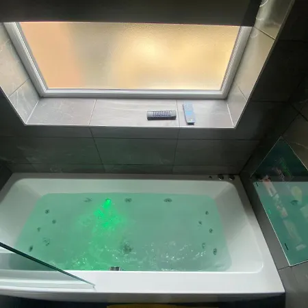 Modern 3 Bedroom Holiday Home -Jaquzzi Bath -Private Parking-Suitable For Contractors - Free Wifi