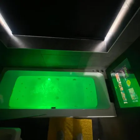 Modern 3 Bedroom Holiday Home -Jaquzzi Bath -Private Parking-Suitable For Contractors - Free Wifi Leeds (West Yorkshire)