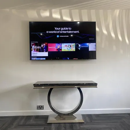 Modern 3 Bedroom Holiday Home -Jaquzzi Bath -Private Parking-Suitable For Contractors - Free Wifi Semesterbostad