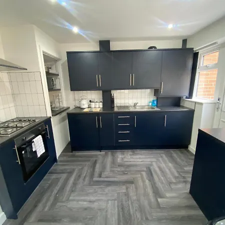 Modern 3 Bedroom Holiday Home -Jaquzzi Bath -Private Parking-Suitable For Contractors - Free Wifi