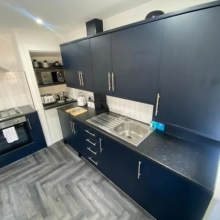 Modern 3 Bedroom Holiday Home -Jaquzzi Bath -Private Parking-Suitable For Contractors - Free Wifi Semesterbostad Leeds (West Yorkshire)