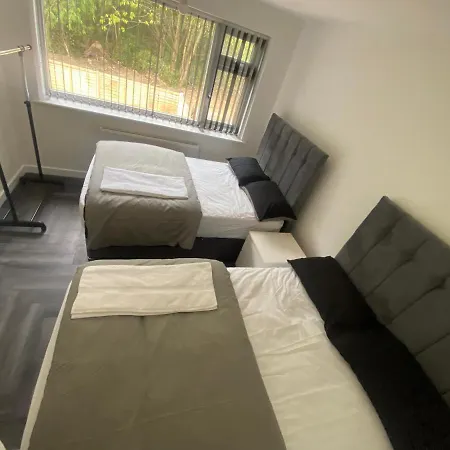 Modern 3 Bedroom Holiday Home -Jaquzzi Bath -Private Parking-Suitable For Contractors - Free Wifi