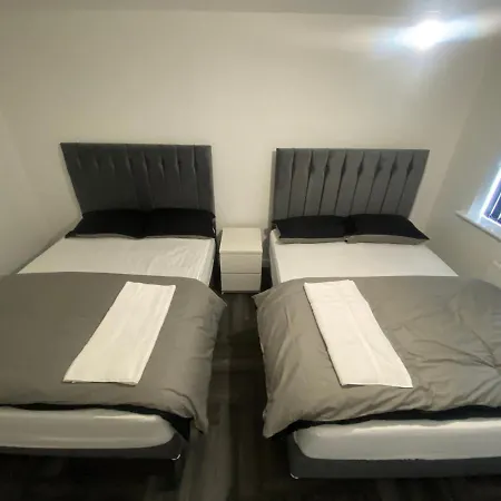 Modern 3 Bedroom Holiday Home -Jaquzzi Bath -Private Parking-Suitable For Contractors - Free Wifi