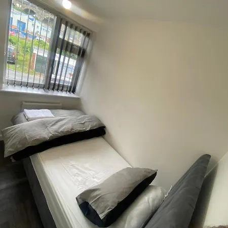 Modern 3 Bedroom -jaquzzi Bath -private Parking-suitable For Contractors - Free Wifi Holiday home Leeds (West Yorkshire)