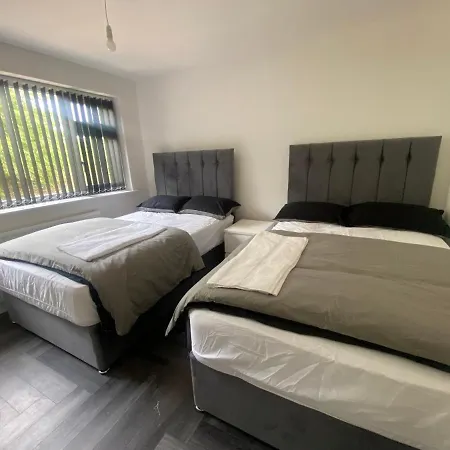 Modern 3 Bedroom Holiday Home -Jaquzzi Bath -Private Parking-Suitable For Contractors - Free Wifi