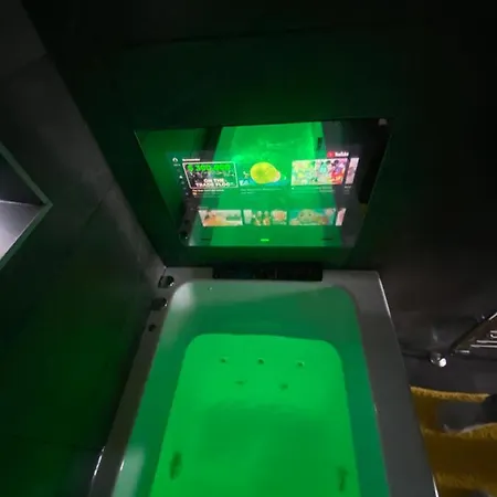 Modern 3 Bedroom Holiday Home -Jaquzzi Bath -Private Parking-Suitable For Contractors - Free Wifi * Leeds (West Yorkshire)