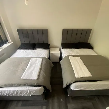 Semesterbostad Modern 3 Bedroom Holiday Home -Jaquzzi Bath -Private Parking-Suitable For Contractors - Free Wifi Leeds (West Yorkshire)