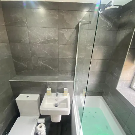 Modern 3 Bedroom Holiday Home -Jaquzzi Bath -Private Parking-Suitable For Contractors - Free Wifi Holiday home