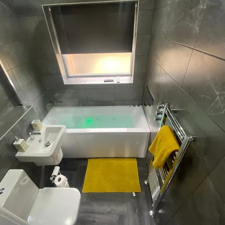 Holiday home Modern 3 Bedroom -jaquzzi Bath -private Parking-suitable For Contractors - Free Wifi Leeds (West Yorkshire)