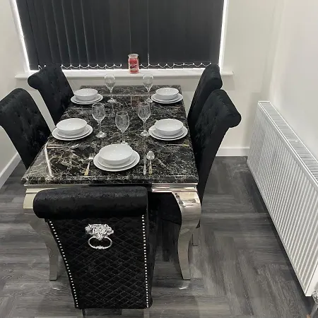 Holiday home Modern 3 Bedroom -jaquzzi Bath -private Parking-suitable For Contractors - Free Wifi