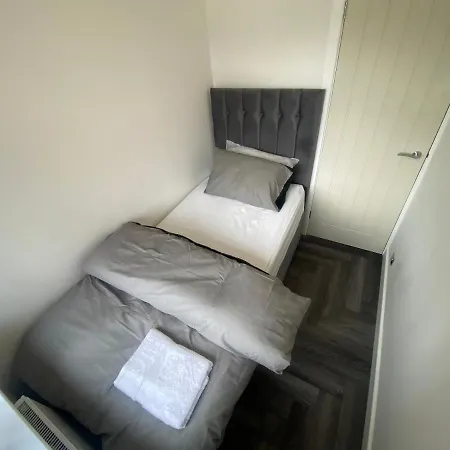 Modern 3 Bedroom Holiday Home -Jaquzzi Bath -Private Parking-Suitable For Contractors - Free Wifi * Leeds (West Yorkshire)