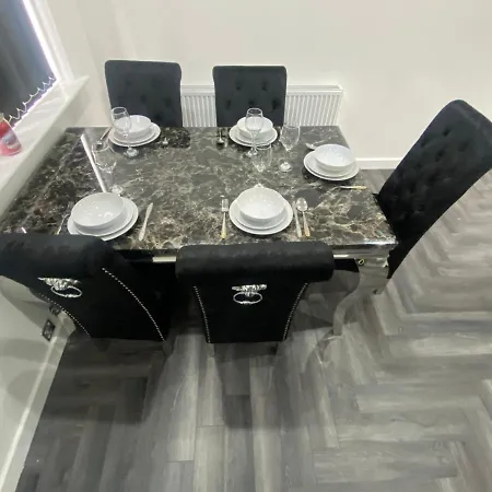 Holiday home Modern 3 Bedroom -jaquzzi Bath -private Parking-suitable For Contractors - Free Wifi Leeds (West Yorkshire)