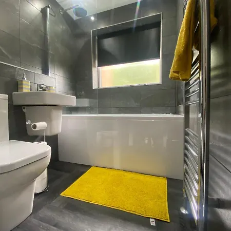 Modern 3 Bedroom Holiday Home -Jaquzzi Bath -Private Parking-Suitable For Contractors - Free Wifi Holiday home *