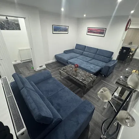 Semesterbostad Modern 3 Bedroom Holiday Home -Jaquzzi Bath -Private Parking-Suitable For Contractors - Free Wifi Leeds (West Yorkshire)