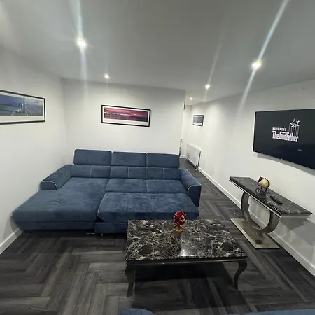 Modern 3 Bedroom Holiday Home -Jaquzzi Bath -Private Parking-Suitable For Contractors - Free Wifi Leeds (West Yorkshire)