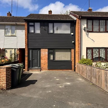 Modern 3 Bedroom -jaquzzi Bath -private Parking-suitable For Contractors - Free Wifi Holiday home Leeds (West Yorkshire)