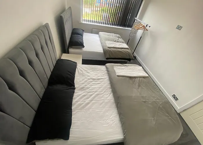 Modern 3 Bedroom -jaquzzi Bath -private Parking-suitable For Contractors - Free Wifi Holiday home Leeds (West Yorkshire)