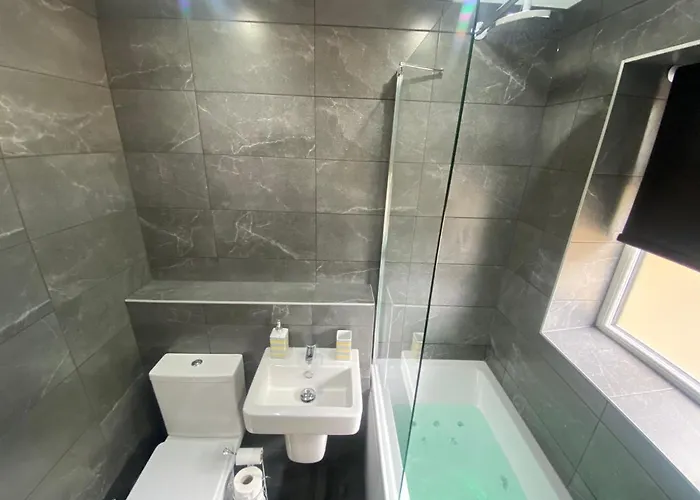 Modern 3 Bedroom -jaquzzi Bath -private Parking-suitable For Contractors - Free Wifi Holiday home