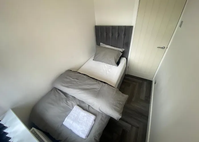 Modern 3 Bedroom -jaquzzi Bath -private Parking-suitable For Contractors - Free Wifi * Leeds (West Yorkshire)