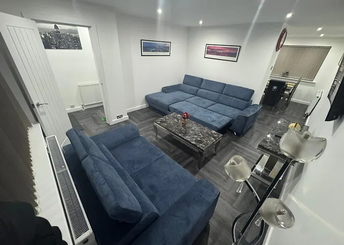 Holiday home Modern 3 Bedroom -jaquzzi Bath -private Parking-suitable For Contractors - Free Wifi Leeds (West Yorkshire)