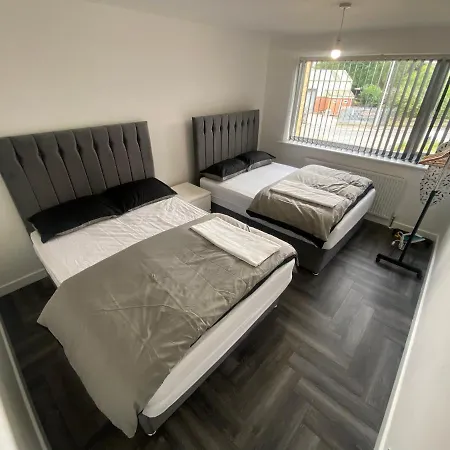 Modern 3 Bedroom Holiday Home -Jaquzzi Bath -Private Parking-Suitable For Contractors - Free Wifi Holiday home *