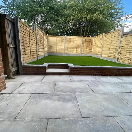 Modern 3 Bedroom Holiday Home -Jaquzzi Bath -Private Parking-Suitable For Contractors - Free Wifi Holiday home