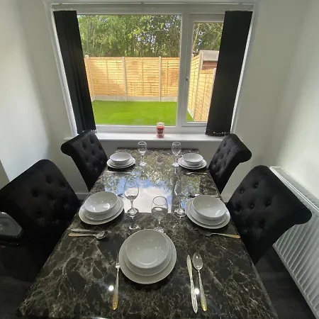 Modern 3 Bedroom Holiday Home -Jaquzzi Bath -Private Parking-Suitable For Contractors - Free Wifi *