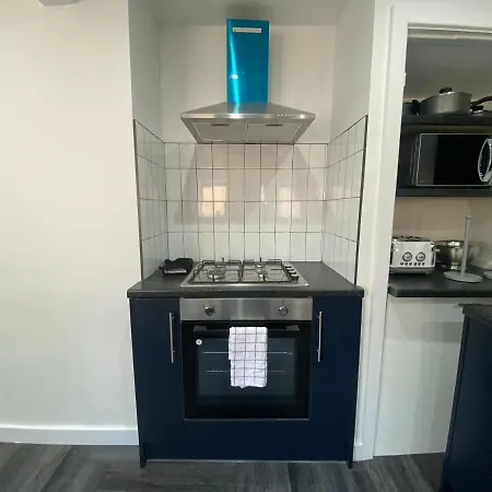 Modern 3 Bedroom Holiday Home -Jaquzzi Bath -Private Parking-Suitable For Contractors - Free Wifi * Leeds (West Yorkshire)