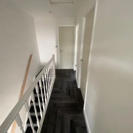 Modern 3 Bedroom Holiday Home -Jaquzzi Bath -Private Parking-Suitable For Contractors - Free Wifi * Leeds (West Yorkshire)