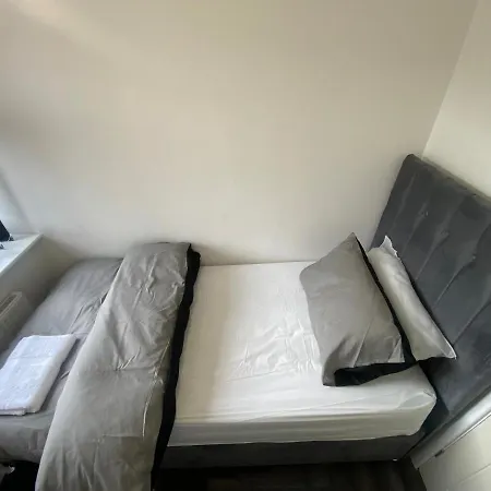 Holiday home Modern 3 Bedroom Holiday Home -Jaquzzi Bath -Private Parking-Suitable For Contractors - Free Wifi *