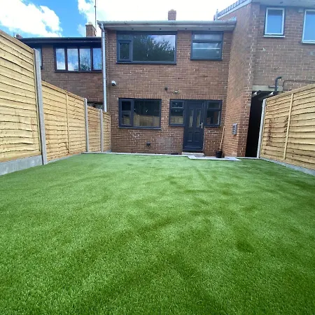 Modern 3 Bedroom Holiday Home -Jaquzzi Bath -Private Parking-Suitable For Contractors - Free Wifi Holiday home