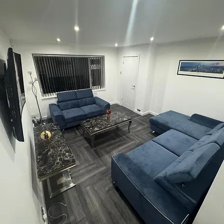 Holiday home Modern 3 Bedroom Holiday Home -Jaquzzi Bath -Private Parking-Suitable For Contractors - Free Wifi