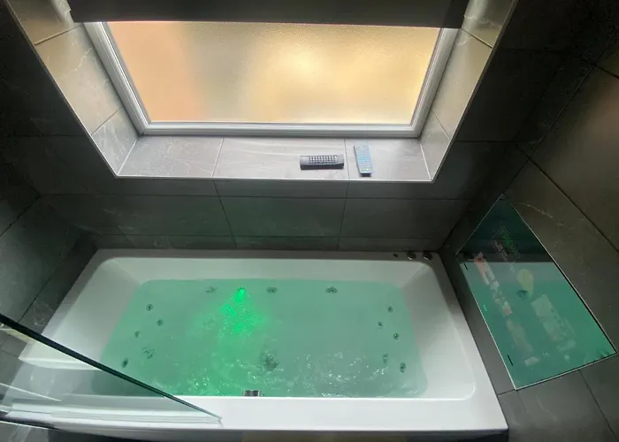 Modern 3 Bedroom -jaquzzi Bath -private Parking-suitable For Contractors - Free Wifi