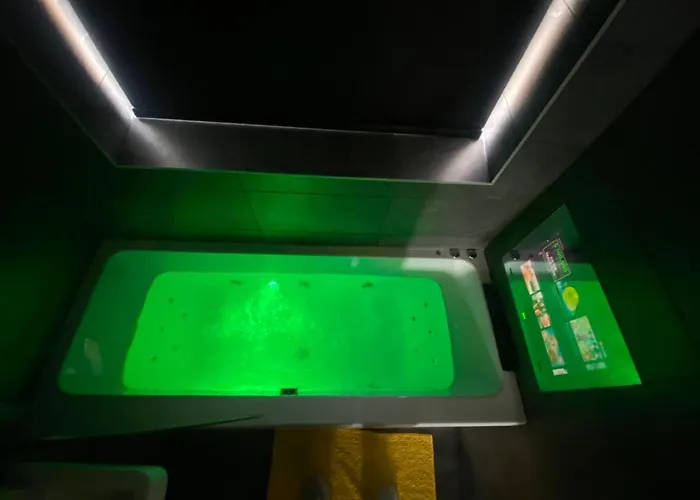 Modern 3 Bedroom -jaquzzi Bath -private Parking-suitable For Contractors - Free Wifi Leeds (West Yorkshire)