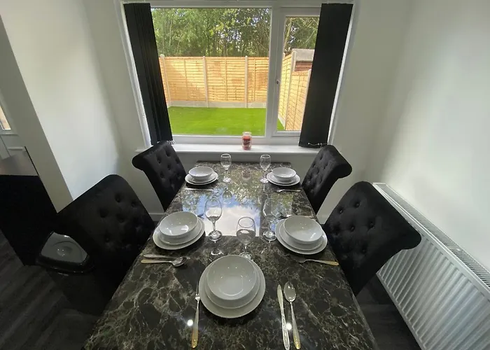 Modern 3 Bedroom -jaquzzi Bath -private Parking-suitable For Contractors - Free Wifi *