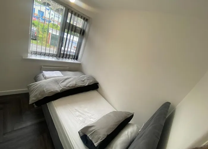 Modern 3 Bedroom -jaquzzi Bath -private Parking-suitable For Contractors - Free Wifi Hébergement de vacances Leeds (West Yorkshire)