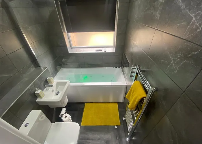 Hébergement de vacances Modern 3 Bedroom -jaquzzi Bath -private Parking-suitable For Contractors - Free Wifi Leeds (West Yorkshire)