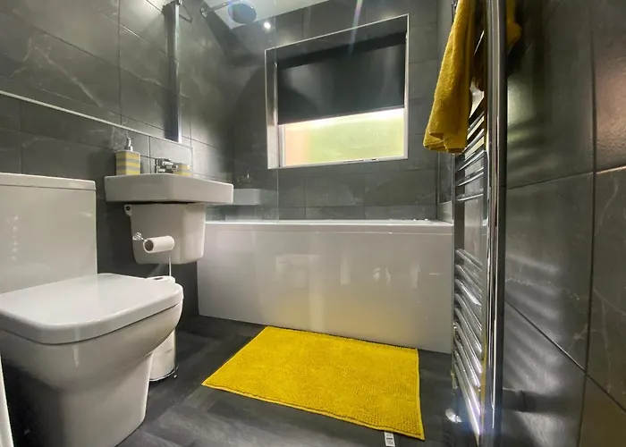 Modern 3 Bedroom -jaquzzi Bath -private Parking-suitable For Contractors - Free Wifi Hébergement de vacances *